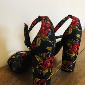 Steve Madden Shoes - NWOT Steve Madden Floral Block Heels Steve Madden Shoes - NWOT Steve Madden Floral Block Heels